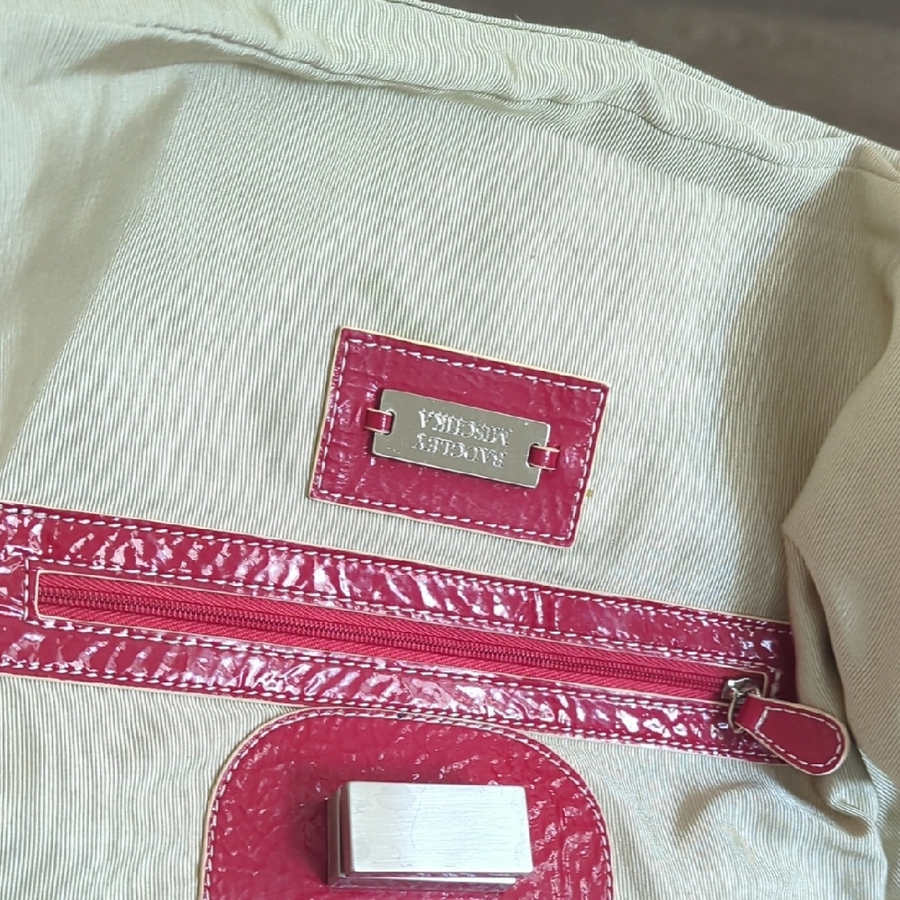Badgley Mischka Vibrant Red Twist Lock Handbag EUC - Picture 15 of 17